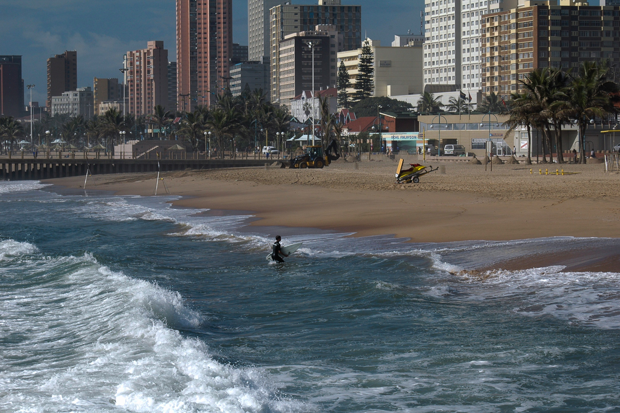 DURBAN - Un surfer sur la plage ...