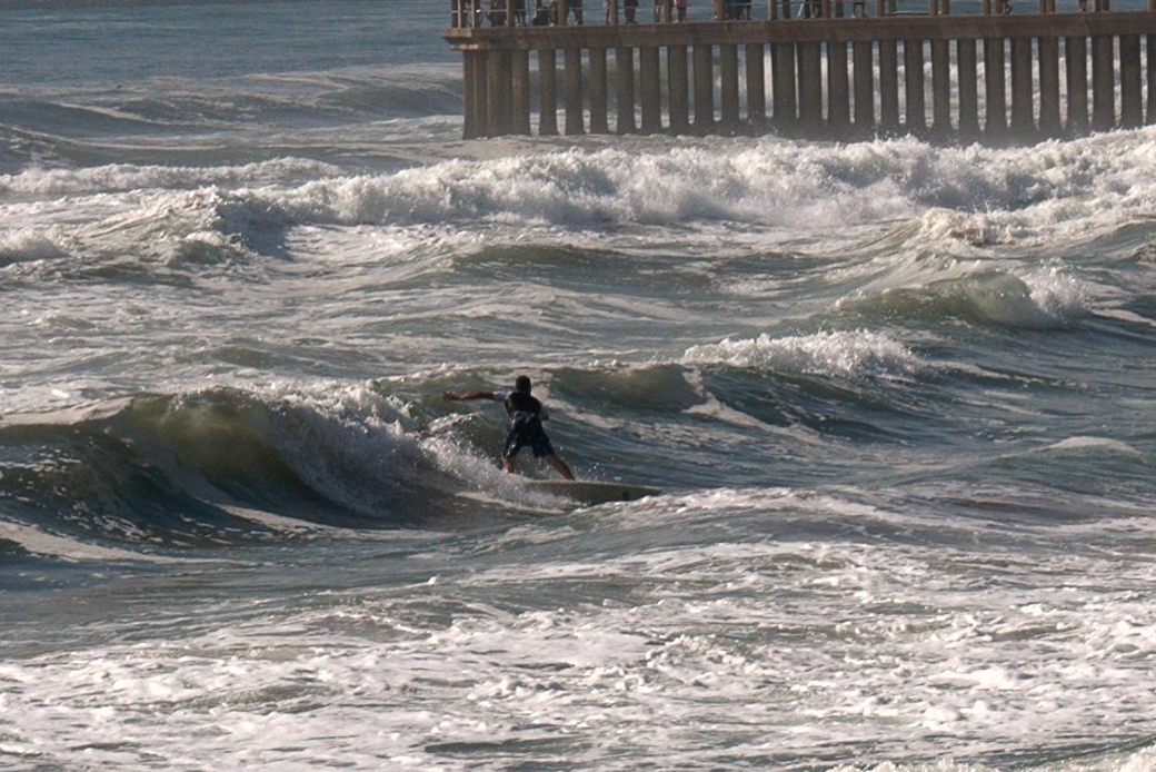 DURBAN - Un surfer sur la vague ...