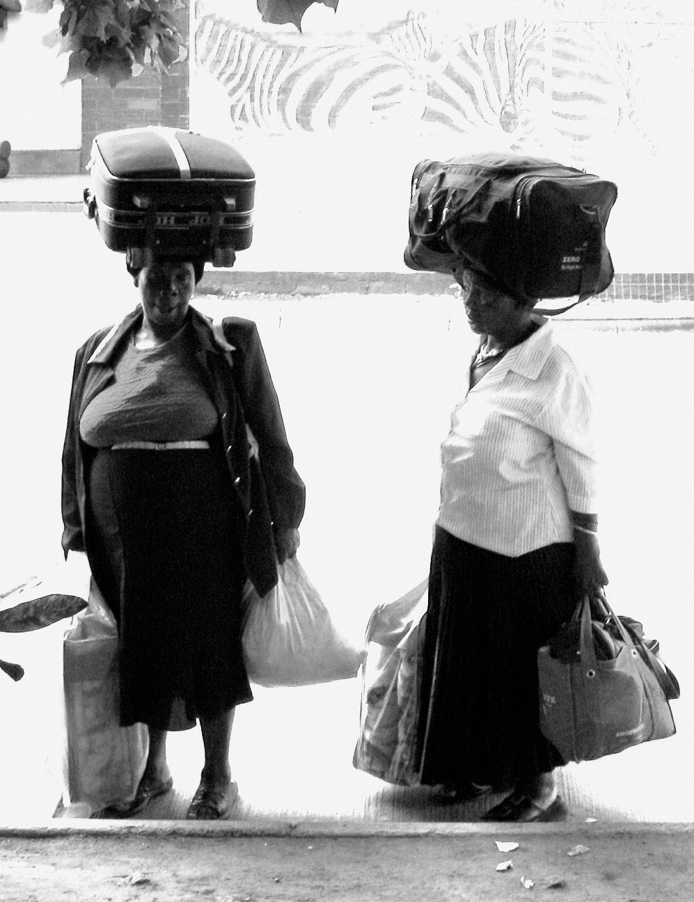 Femmes à la frontière du petit royaume de Swaziland
